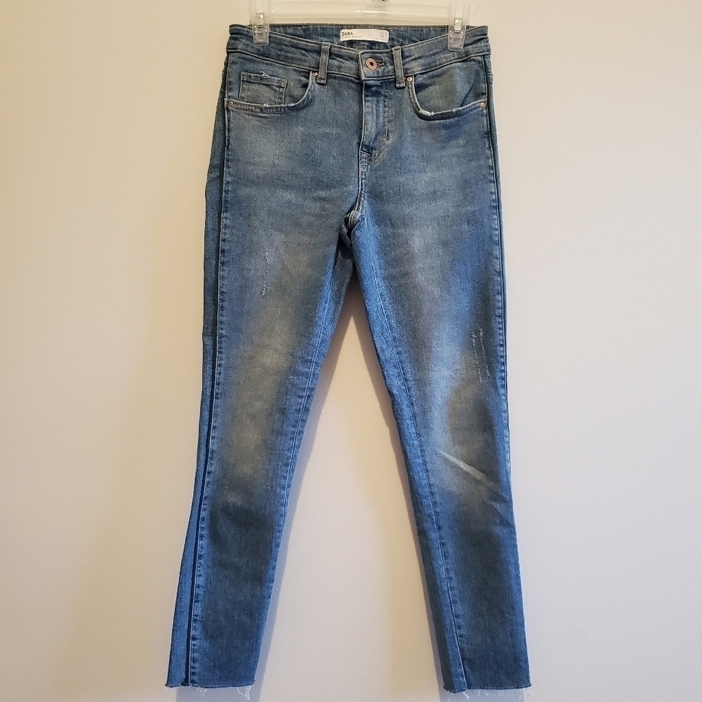 Zara Raw Hem Cropped jeans with green detail on the side Size 6